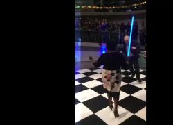 Boris Johnson balla sulle note di 'All Night Long': il VIDEO che infiamma il party gate