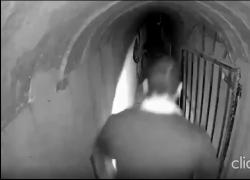 Sinwar nel tunnel di Khan Younis, a Gaza. Il capo di Hamas in fuga con moglie e figli il 10 ottobre - il VIDEO diffuso da Israele