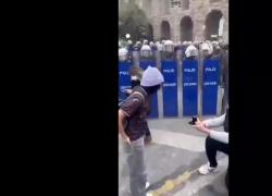 Proteste in Turchia, la proposta di matrimonio davanti alla polizia antisommossa; ad oggi 1418 manifestanti arrestati - VIDEO