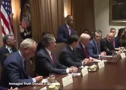 Usa, la preghiera di Scott Turner prima del Consiglio dei ministri: "Grazie Dio che ci hai dato Trump" - VIDEO