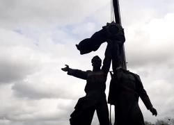 Kiev "decapita" la statua dell'amicizia con Mosca: "Altro che pace" - VIDEO