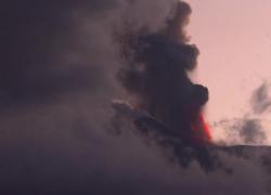 Eruzione Etna, fontane di lava dal cratere, pioggia di cenere e lapilli su Catania, aeroporto chiuso fino alle 15, voli cancellati - VIDEO