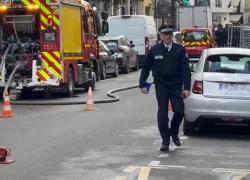 Incendio a Parigi, in fiamme l&rsquo;Hotel 5 stelle Bristol vicino all&rsquo;Eliseo, evacuate oltre 400 persone, 3 feriti &ndash; VIDEO