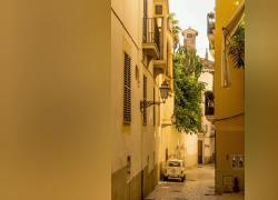 Eiacula sulla vicina di casa dal balcone sporcandole la testa di sperma, 42enne a processo per "getto pericoloso di cose" - VIDEO cercatissimo