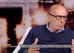 Papa Francesco, Sallusti cade dalla sedia mentre parla dell'operato del Pontefice, l'ironia di Nuzzi : "Ti è arrivata una saetta" - VIDEO