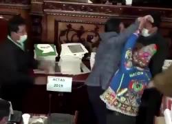 Rissa in Parlamento in Bolivia nel dibattito sull'arresto della ex presidente Jeanine  Anex