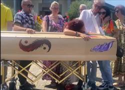 Alex Marangon, funerali con musica e fumogeni colorati, gli sciamani sulla sua morte: "È stato un incidente" - VIDEO
