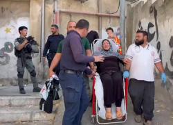 Gerusalemme Est, anziana palestinese Umm Zuhri Shweiki in carrozzina espulsa con la forza e derubata da coloni israeliani - VIDEO