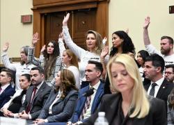 Epstein, Pam Bondi glissa sui file e difende Trump: "Nessuna prova della sua presenza", dem Lieu: "Menti sotto giuramento" - VIDEO