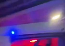 New York, Maduro esibito per la citt&agrave;: portato in prigione su un furgone bianco con porte aperte e mostrato alla gente - VIDEO