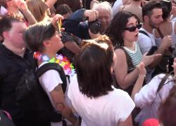 Elly Schlein balla e canta scatenandosi alla parata del Pride di Roma 2023 - VIDEO