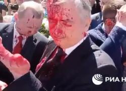 Ambasciatore russo aggredito in Polonia: imbrattato a Varsavia con vernice rossa - IL VIDEO