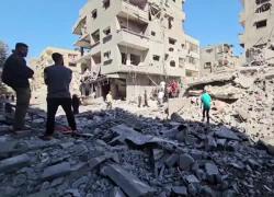 Gaza, l’agonia del nord, 87 morti nel raid a Beit Lahia; il pianto di una ragazzina: “Sono tutti morti, papà… Sono rimasta solo io”
