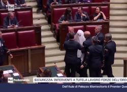 Riccardo Magi vestito da fantasma espulso dalla Camera durante Question Time, deputato +Europa contro Meloni: “Si ricorda quando accusava governi di silenziare i referendum?” - VIDEO