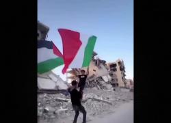 Gaza, due ragazzi sventolano bandiere di Palestina e Italia insieme: "Grazie per la vostra solidarietà e sostegno" - VIDEO