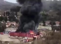 Francia, in fiamme 900 tonnellate di batterie elettriche al litio, i pompieri: "Si teme fuori uscita di cadmio”, nei prossimi giorni gli esami - VIDEO