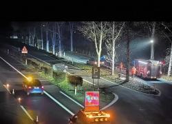 Neonata morta sull’A5, l’incidente provocato da un furgone fuggito dopo aver tamponato auto con bambina a bordo, seggiolino sbalzato fuori e investito - VIDEO