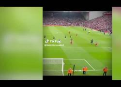 Guardalinee dà una gomitata a Robertson del Liverpool: il gesto choc nella partita contro l'Arsenal - VIDEO