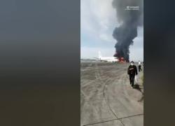 Cina, aereo prende fuoco durante il decollo per il Tibet: VIDEO