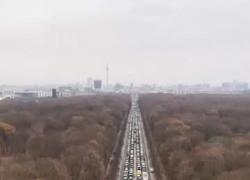 Francia, letame sugli uffici del Governo e autostrade bloccate dai trattori. Rivolta degli agricoltori contro il taglio dei sussidi sull'acquisto di carburante - VIDEO