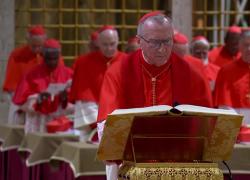 Conclave, il giuramento di segretezza dei cardinali, la mano destra sul Vangelo e la frase rituale in latino, il primo è Parolin - VIDEO