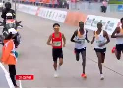 Mezza maratona di Pechino, gli africani rallentano per far vincere il cinese He Jie, aperta un'indagine - VIDEO