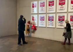Canberra, attiviste per il clima si incollano al quadro "Campbell's Soup" di Andy Warhol - VIDEO