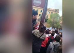 Manganellate alla Sapienza, polizia carica studenti ‘pro Palestina’ in protesta per il no accademico allo stop del bando con Israele - VIDEO