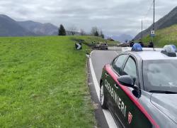 Clusone (Bergamo), cadavere carbonizzato di un 60enne trovato nell’abitacolo di un’auto in fiamme per strada, identità da accertare – VIDEO