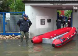 Allerta meteo e maltempo, a Milano esonda il Lambro, allagamenti e traffico in tilt, per il Seveso attivata la vasca di laminazione - VIDEO