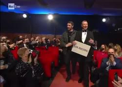 Sanremo 2022, Raoul Bova apostrofato da una fan con una proposta indecente: "Fammi una...".VIDEO