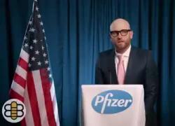 Vaccino Covid, Pfizer: "Effetti avversi inesistenti", e collassano a terra; il bidello 'no vax': "Io voglio vivere e libero" - VIDEO PARODIA negli USA