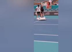Finale Atp Miami 2025, Djokovic asciuga il campo bagnato dalla pioggia prima della partita contro Mensik - VIDEO