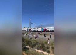 Blackout Spagna, Portogallo e sud Francia, treno bloccato tra Valencia e Madrid, passeggeri rimasti “prigionieri” riescono a fuggire - VIDEO