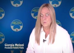 Crozza imita Giorgia Meloni: "Ora che ci staccano il gas non &egrave; pi&ugrave; un problema essere fascisti" - VIDEO