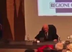 De Luca, caduta dalla sedia durante brindisi di fine anno, gliela spostano e finisce gambe all’aria: “Li morta…portaseccia” - VIDEO