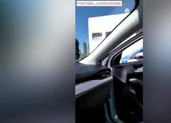 Green pass, una donna a un agente di polizia: “Applicando l’obbligo vaccinale sarete complici dello sterminio di tutti, anche dei bambini sotto i 12 anni” - VIDEO