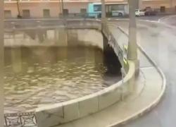 San Pietroburgo, autobus precipitato dal ponte nel fiume Moika dopo aver sbandato, 4 morti e 2 feriti gravi, ipotesi malore improvviso autista - VIDEO CHOC