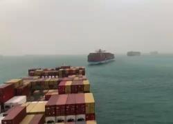 Canale di Suez, nave incagliata con 65 tonnellate di mais diretta in Cina: rimessa a galla dai rimorchiatori
