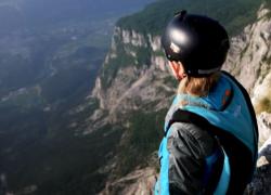 Lecco, base jumper morto dopo lancio con tuta alare, non si è aperta la vela, corpo trovato su parete del Forcellino dopo volo di 300m
