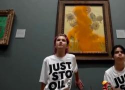 Van Gogh, a Londra "ecologisti" lanciano zuppa di pomodoro contro "I Girasoli" del pittore - VIDEO
