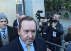 Kevin Spacey, nuova pioggia di accuse per molestie sessuali nonostante la recente vittoria. 12 processi in totale