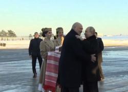 Putin e Lukashenko a Minsk, abbracci e fiori dal leader bielorusso: timori dell'Occidente per l'intesa militare - VIDEO
