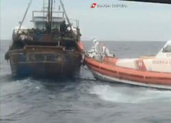 Migranti in Calabria, nave Diciotti della Guardia Costiera ne salva 584 da peschereccio arrugginito - VIDEO