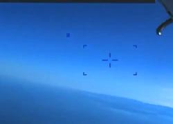 Drone americano abbattuto: le immagini del jet russo che lo cosparge di carburante - VIDEO