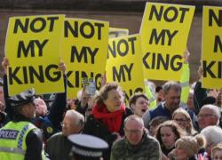 Incoronazione Carlo III, Regno Unito emana una legge contro le proteste. Fino a 6 mesi di carcere per chi si incatena a edifici pubblici