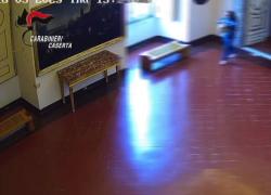 Ruba piastrella dalla Reggia di Caserta del pavimento dell'800: 42enne di Castel Volturno denunciato - VIDEO