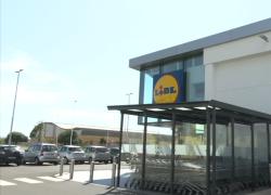 Seriate, donna di 39 anni accoltellata dal marito durante una lite nel parcheggio di un supermercato, è grave, fermato l'uomo