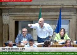 Terni, sindaco Bandecchi indagato per minacce dopo rissa in consiglio comunale, lui: "Rifarei tutto, ma più violento"