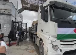 Israele blocca aiuti umanitari a Gaza, Oxfam: "Solo 12 camion in due mesi, israeliani impediscono di scaricarne altri 22"